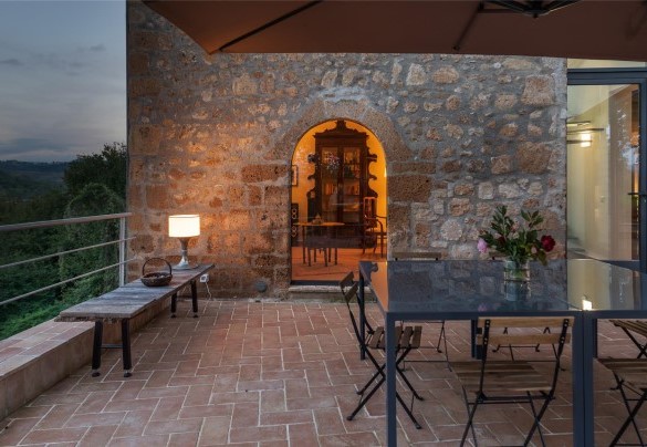 La terrazza e sullo sfondo la torre piccionaia del Cinquecento - Podere Torre delle Sorgenti  