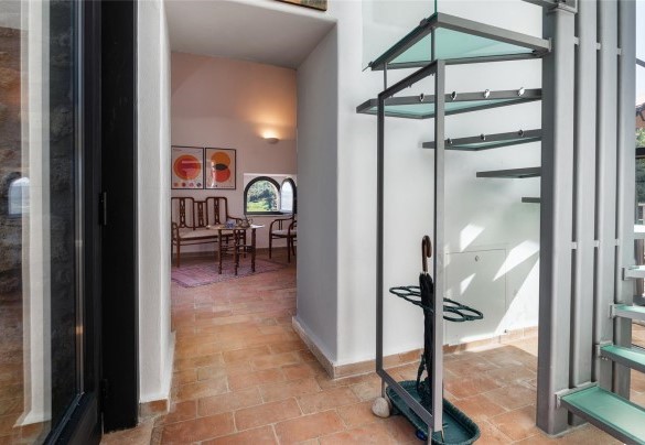 La particolare scala in vetro che conduce al primo piano - Podere Torre delle Sorgenti 