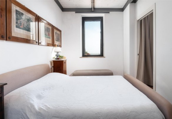 Camera matrimonale (letto largo 1,40m) n.1 al piano terra con bagno en-suite n.1 - Podere Torre delle Sorgenti