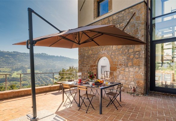 Il tavolo preparato per colazioni all’aperto - Podere Torre delle Sorgenti