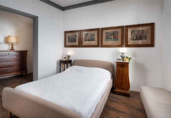 Camera matrimonale (letto largo 1,40m) n.1 al piano terra con bagno en-suite n.1 - Podere Torre delle Sorgenti