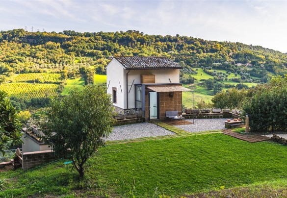 Il primo piano del casale visto dal verde giardino - Podere Torre delle Sorgenti 