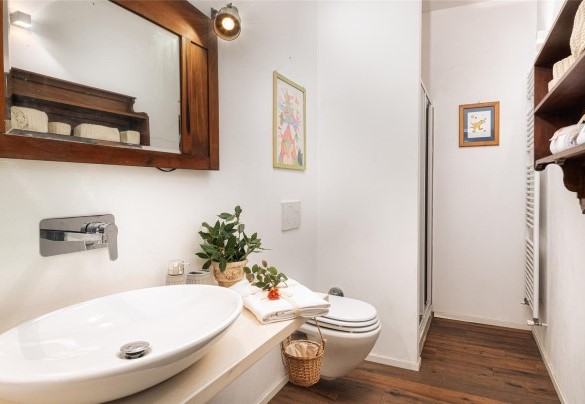 Bagno con doccia n.1 al piano terra en-suite alla camera n. 1 - Podere Torre delle Sorgenti 