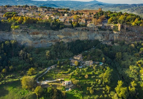 Le imponenti mura della città di Orvieto - Podere Torre delle Sorgenti 