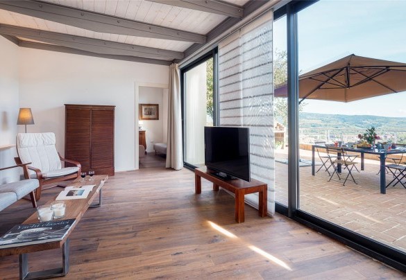 Il salotto con grande vetrate sulla terrazza - Podere Torre delle Sorgenti 