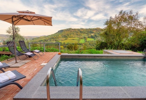 La piscina misura 3,5 x 5,5 m e ha una profondità costante di 1,20m - Podere Torre delle Sorgenti