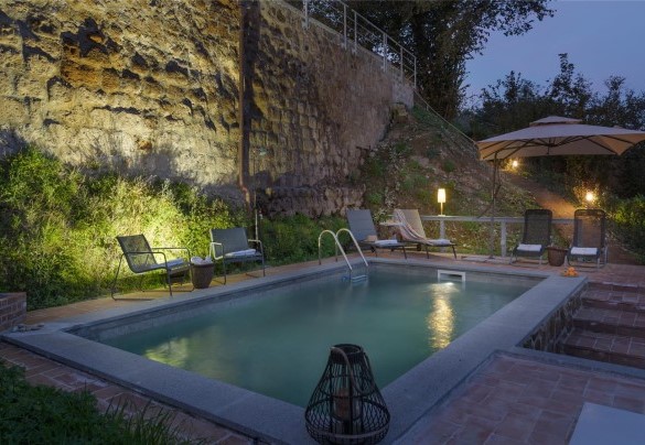 La zona piscina illuminata di notte - Podere Torre delle Sorgenti 