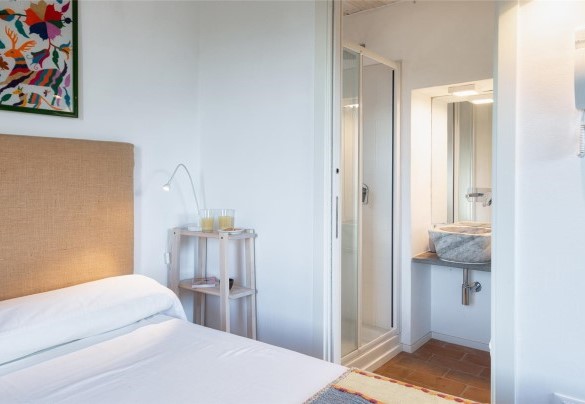 Camera matrimonale (letto largo 1,40m) n.2 al primo piano con bagno en-suite n.2 - Podere Torre delle Sorgenti