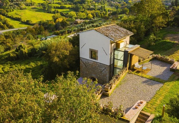 L'accogliente casale immerso nel verde giardino - Podere Torre delle Sorgenti