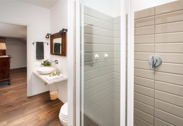 Bagno con doccia n.1 al piano terra en-suite alla camera n. 1 - Podere Torre delle Sorgenti 