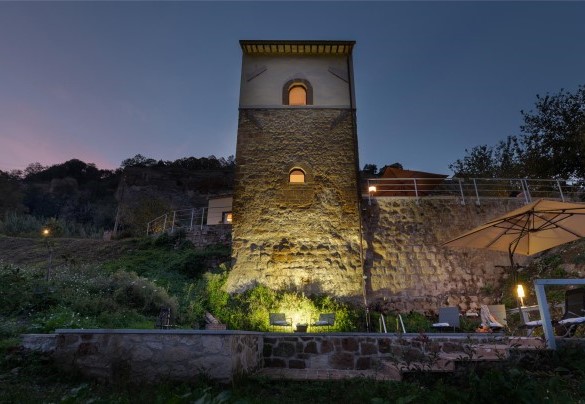 L'area piscina e sullo sfondo la suggestiva torre - Podere Torre delle Sorgenti 