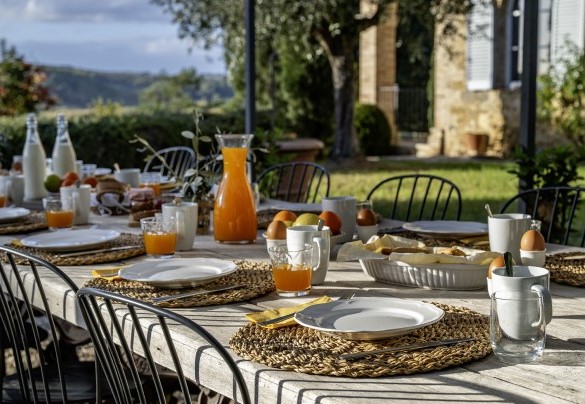 Pergola with a shaded dining table - Podere Vernine di Sotto