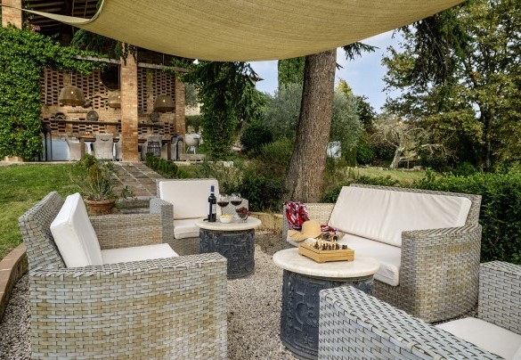 Shaded lounge area with sail canopy near the outdoor kitchen - Podere Vernine di Sotto