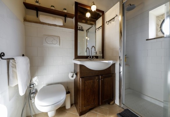 En-suite bathroom with shower no. 3 on the first floor of the farmhouse - Podere Vernine di Sotto