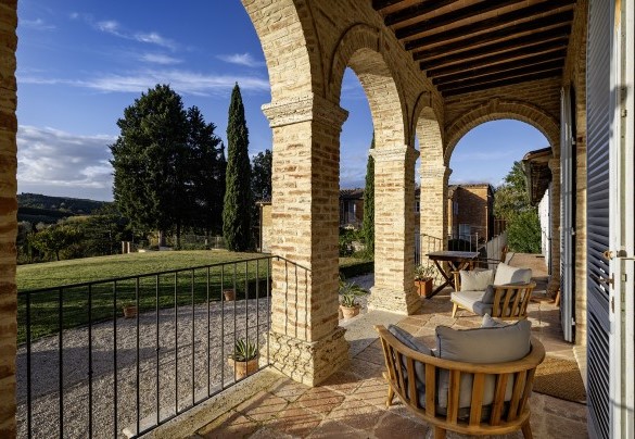 A well-kept garden with olive trees, fruit trees and green areas harmoniously integrated into the landscape - Podere Vernine di Sotto