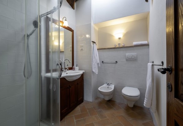 Bathroom with shower no. 1 on the first floor - Podere Vernine di Sotto