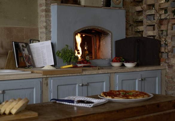 The wood-fired oven in the outdoor kitchen - Podere Vernine di Sotto