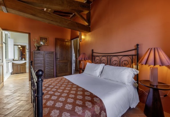 Double bedroom no. 2 with en-suite bathroom with tub and shower - Podere Vernine di Sotto
