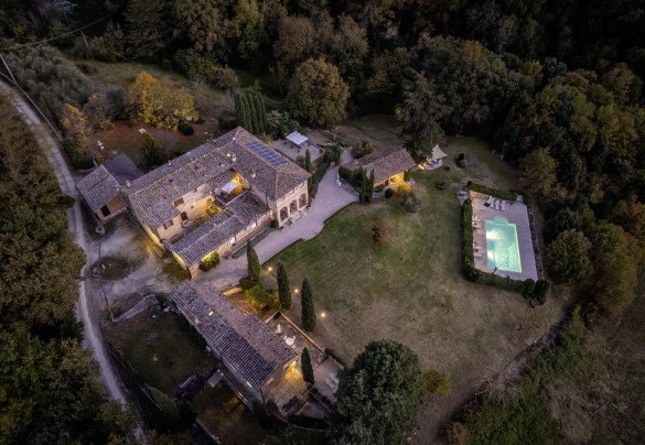 The park extends over approximately 5,000 sqm of hilly land, harmoniously arranged into green and equipped areas - Podere Vernine di Sotto