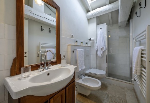 Bathroom with shower no. 4 in the annex (apartment 1, first floor) - Podere Vernine di Sotto