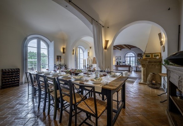 Living room with direct access to the garden and the pergola with dining table - Podere Vernine di Sotto