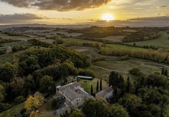 The property is located in an agricultural area, about 700 metres from the charming village of San Giovanni d’Asso - Podere Vernine di Sotto
