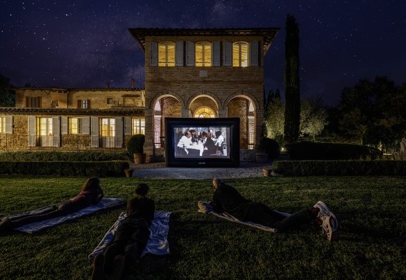 Summer evenings between open-air cinema and relaxation on the lawn  - Podere Vernine di Sotto