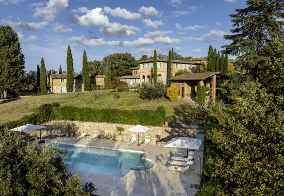 The swimming pool, set in a sunny and private position, yet easily accessible from the buildings and the annex with kitchen - Podere Vernine di Sotto