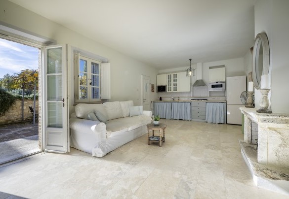 Living room with kitchenette in the annex (apartment 1, ground floor) - Podere Vernine di Sotto