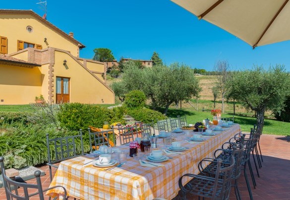 The paved space is the perfect place for outdoor lunches - Poderina dei Poggi