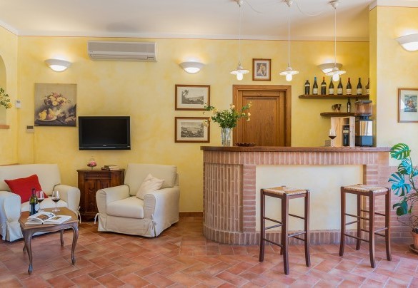The ground floor lounge with bar, TV, and air conditioning - Poderina dei Poggi