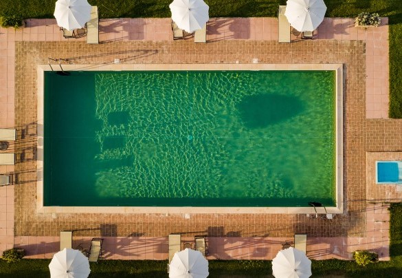Il bordo è in pietra ed è rivestita con piastrelle di mosaico color sabbia - Poderina dei Poggi