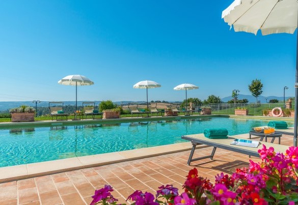 The pool overlooks a breathtaking panorama - Poderina dei Poggi