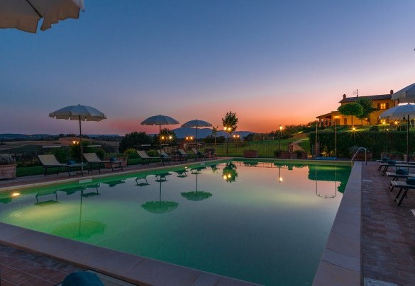The illuminated pool - Poderina dei Poggi