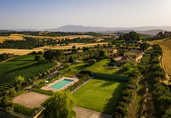Six thousand five hundred square meters of lush green lawn frame the two residential structures - Poderina dei Poggi