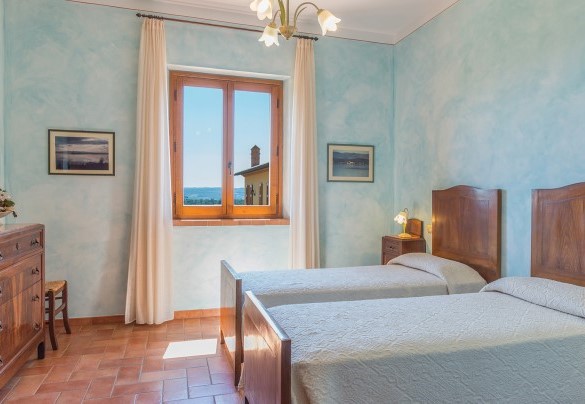 The double bedroom overlooks the garden - Poderina dei Poggi