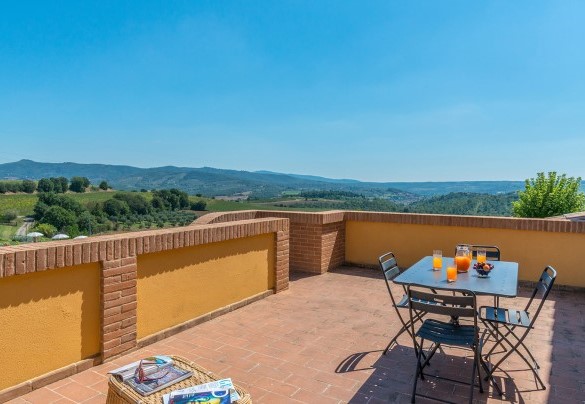 Stairs lead to the spacious terrace - Poderina dei Poggi