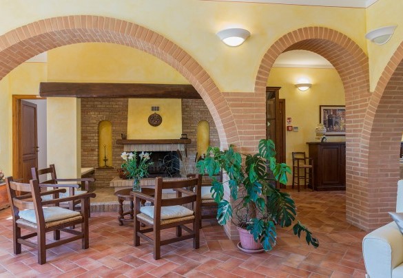 The living room with a fireplace - Poderina dei Poggi