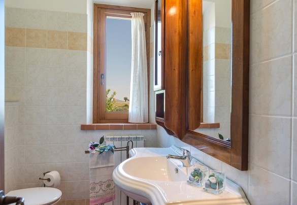 Upper floor bathroom - Poderina dei Poggi