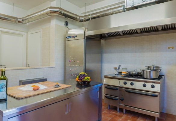 The fully equipped kitchen with industrial appliances - Poderina dei Poggi