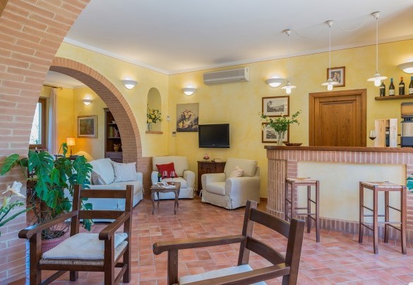 The ground floor lounge with bar, TV, and air conditioning - Poderina dei Poggi