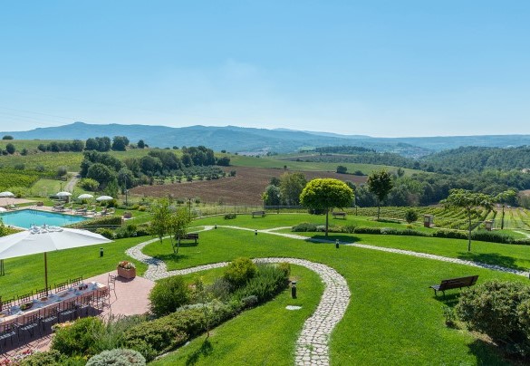 Six thousand five hundred square meters of lush green lawn frame the two residential structures - Poderina dei Poggi