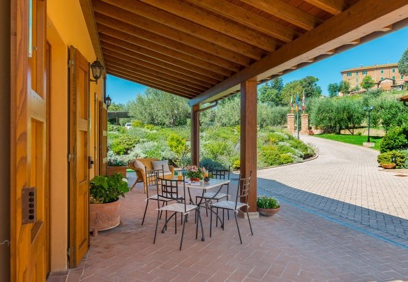Il portico ombreggia l'ingresso della casa - Poderina dei Poggi