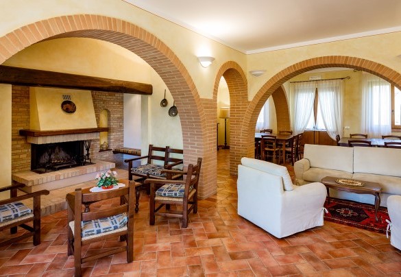 The living room with a fireplace - Poderina dei Poggi