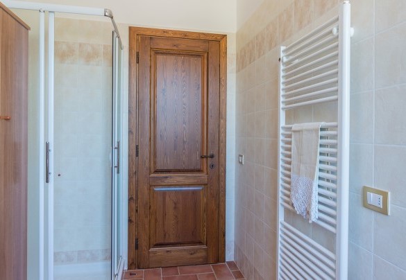 The en-suite bathroom with a shower - Poderina dei Poggi