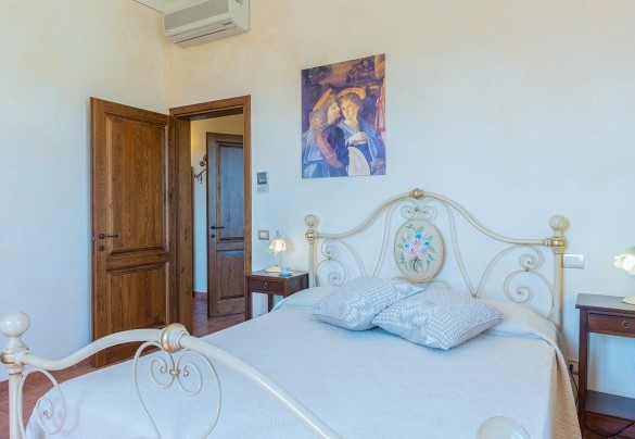First-floor master bedroom - Poderina dei Poggi