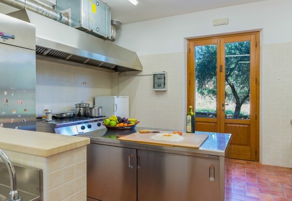 The fully equipped kitchen with industrial appliances - Poderina dei Poggi