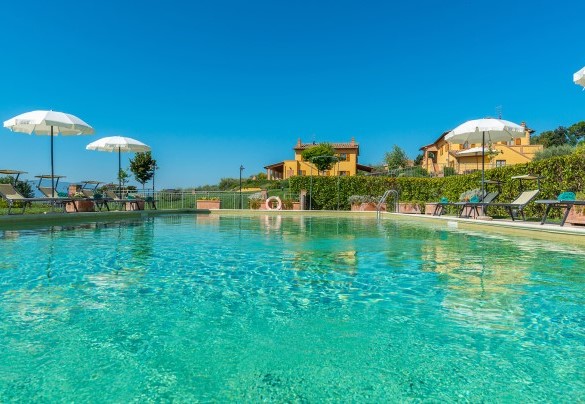 La pool area è recintata parzialmente da siepi e cancellini - Poderina dei Poggi
