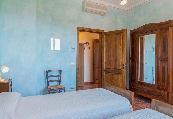 The double bedroom overlooks the garden - Poderina dei Poggi