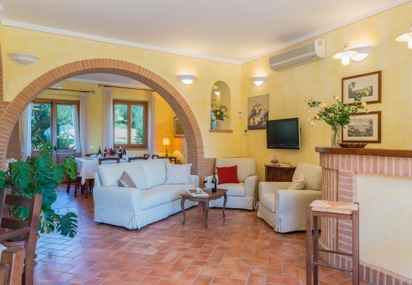 The ground floor lounge with bar, TV, and air conditioning - Poderina dei Poggi
